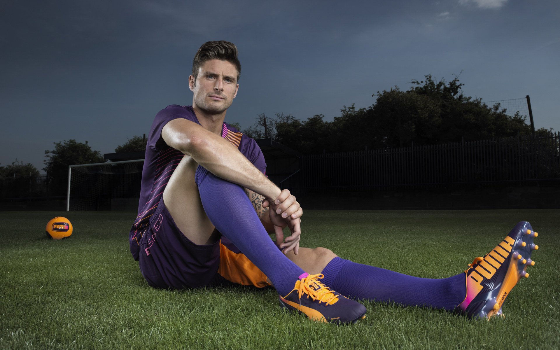 英超联赛激战正酣，曼城逆转利物浦登顶积分榜